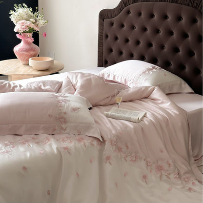 Luxuriöse Satin-Bettwäschegarnitur mit floraler Stickbordüre und seidig glänzender Oberfläche