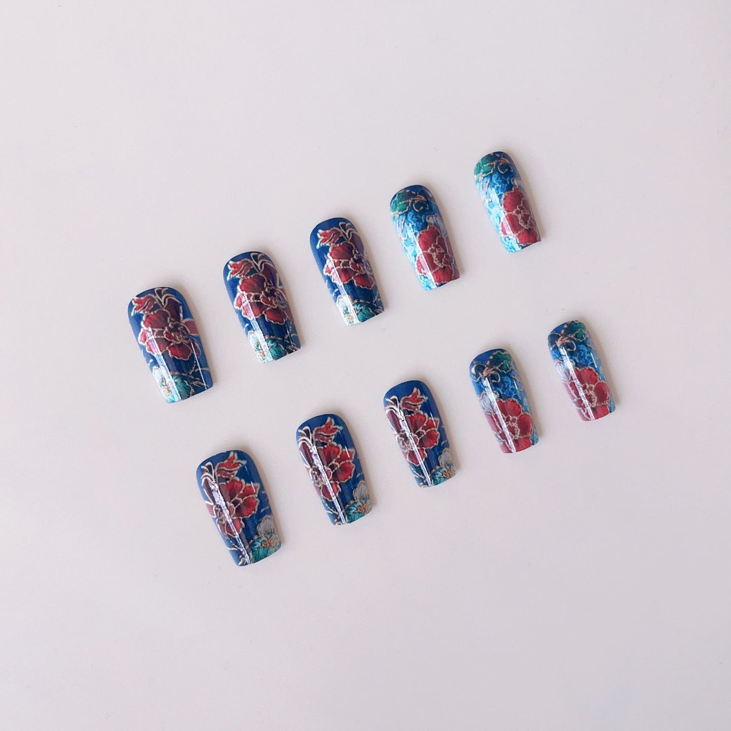 Kunstnagelset mit filigranen floralen Mustern Brehn
