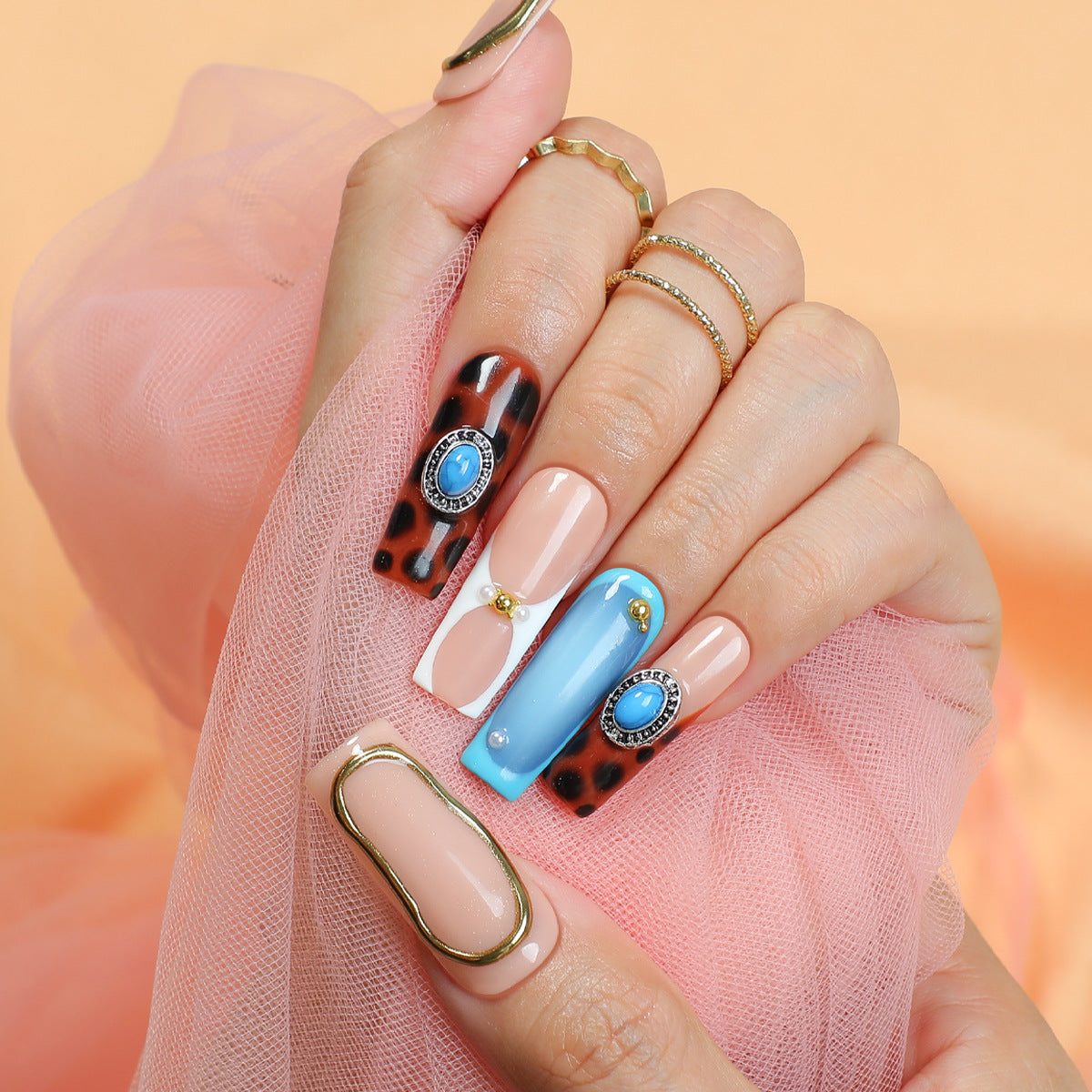 Kunstnagelset mit luxuriösen Design-Elementen und kreativen Akzenten Brehn