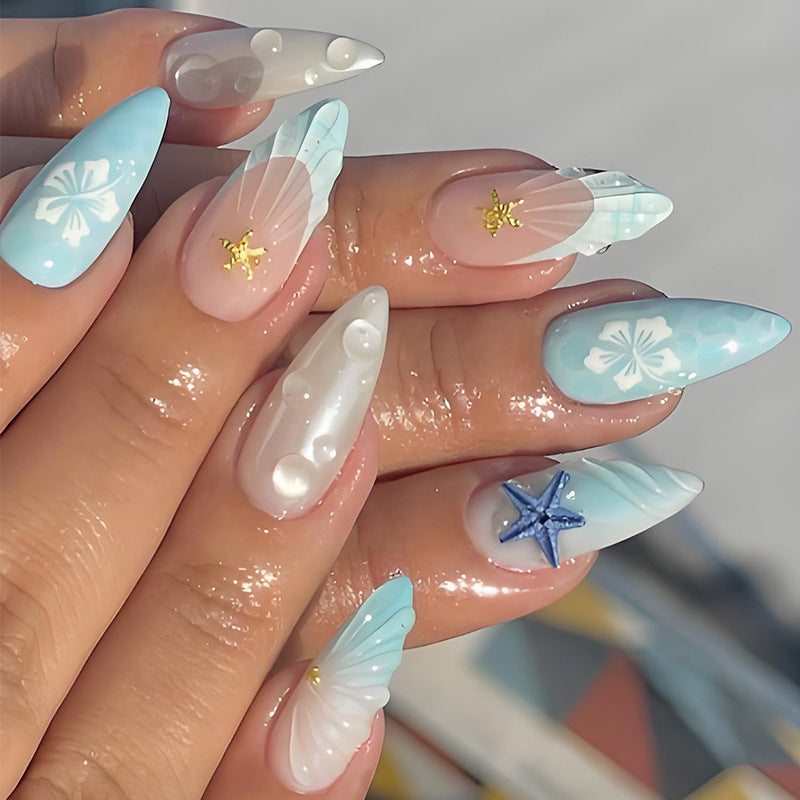 Kunstnagelset mit maritimen Motiven und eleganten Details Brehn