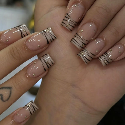 Kunstnagel-Set mit eleganten Linien und Glitzerakzenten Brehn