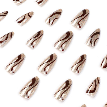 Kunstvolle Nagelkunst mit elegantem Wellenmuster Brehn
