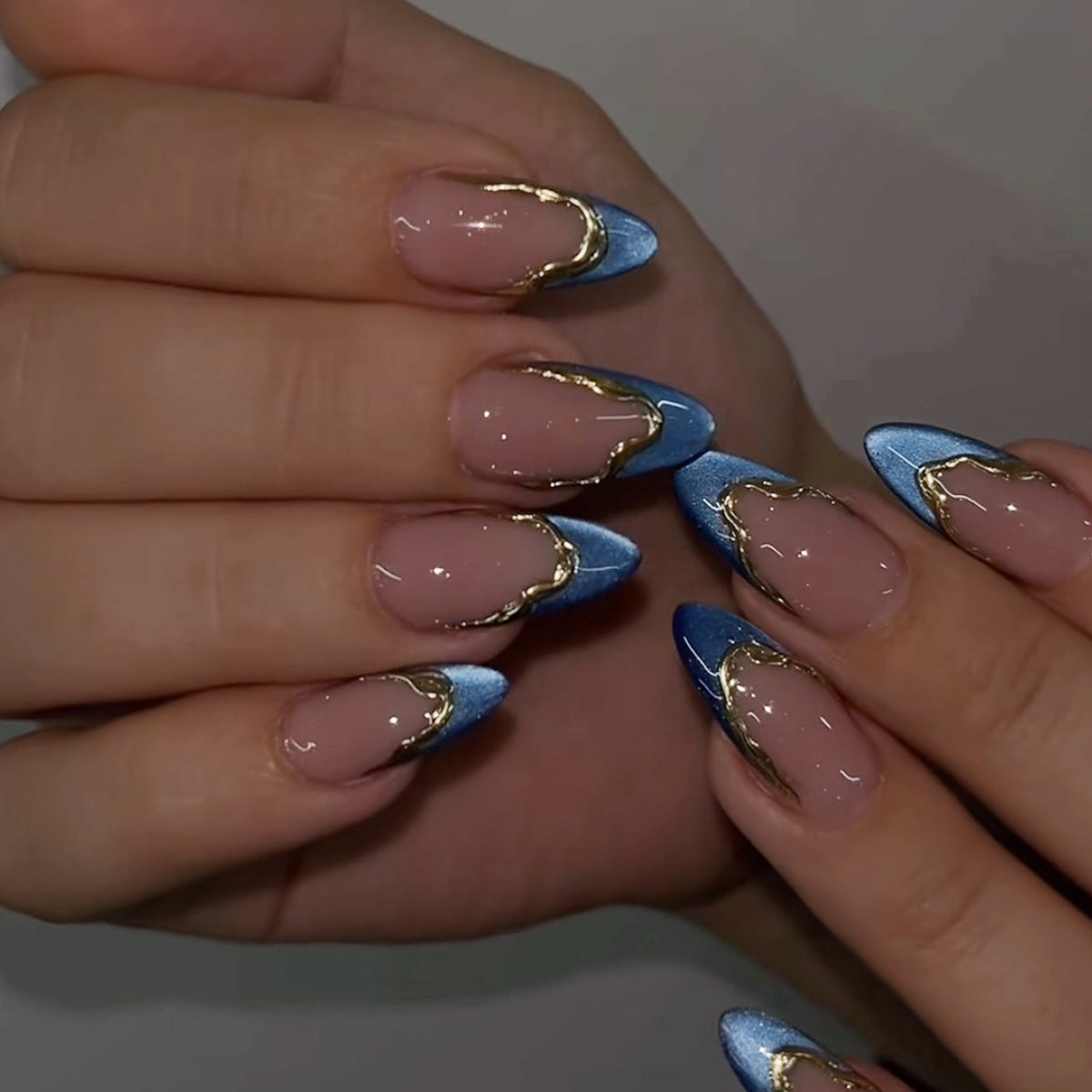 Luxuriöse Stiletto Nagelkunstverlängerungen mit goldenen Akzenten Brehn