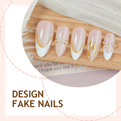 Kunstnagelset mit eleganten Goldakzenten und floralen Designs Brehn