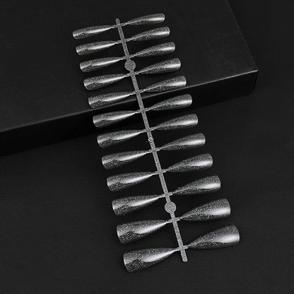 Glitzernde Kunstnägel im eleganten Design Brehn