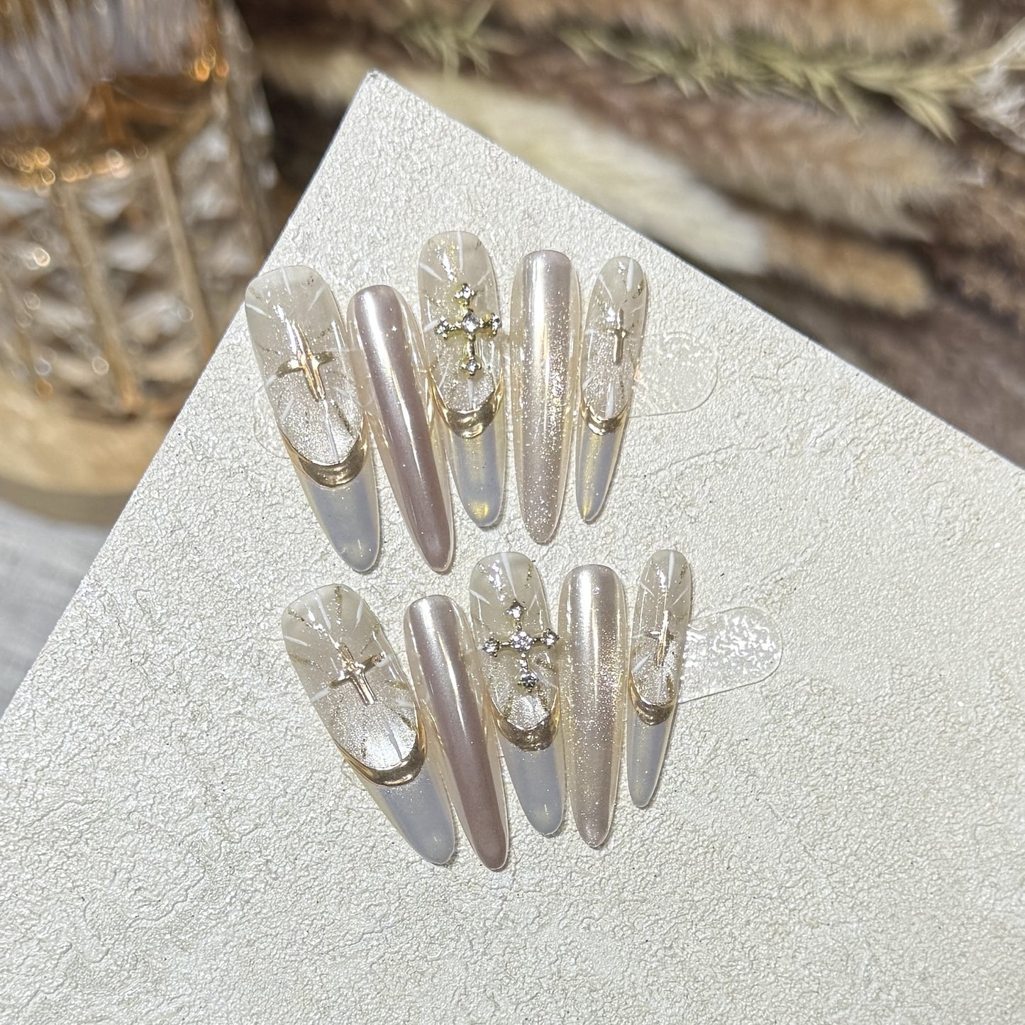 Glamouröse Stiletto Press-On Nail Set mit künstlerischen Akzenten Brehn