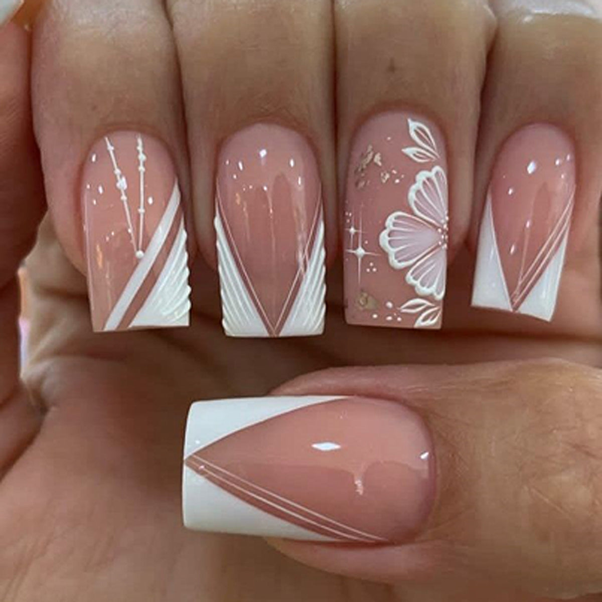 Kunstvolle Nagelkunst mit eleganten floralem Design Brehn