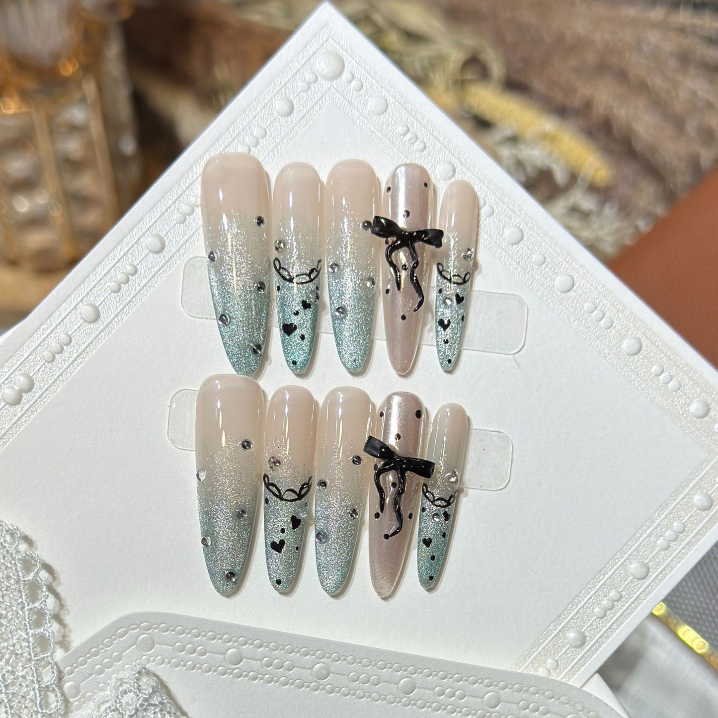 Elegantes Stiletto Press-On Nagelset mit Strass- und Schleifenakzenten Brehn
