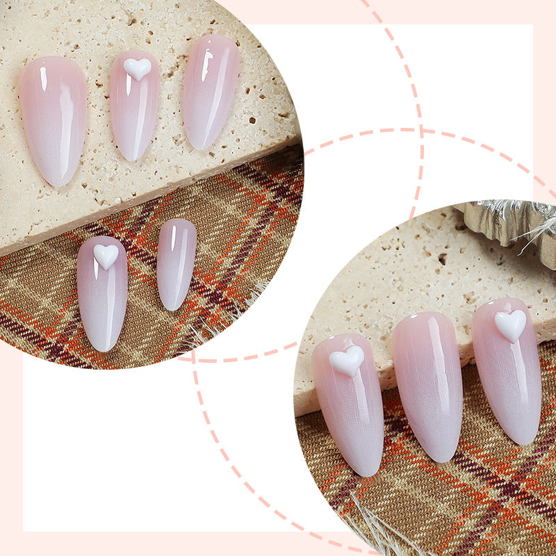 Elegantes Press-On-Nagelset mit Herzverzierungen Brehn