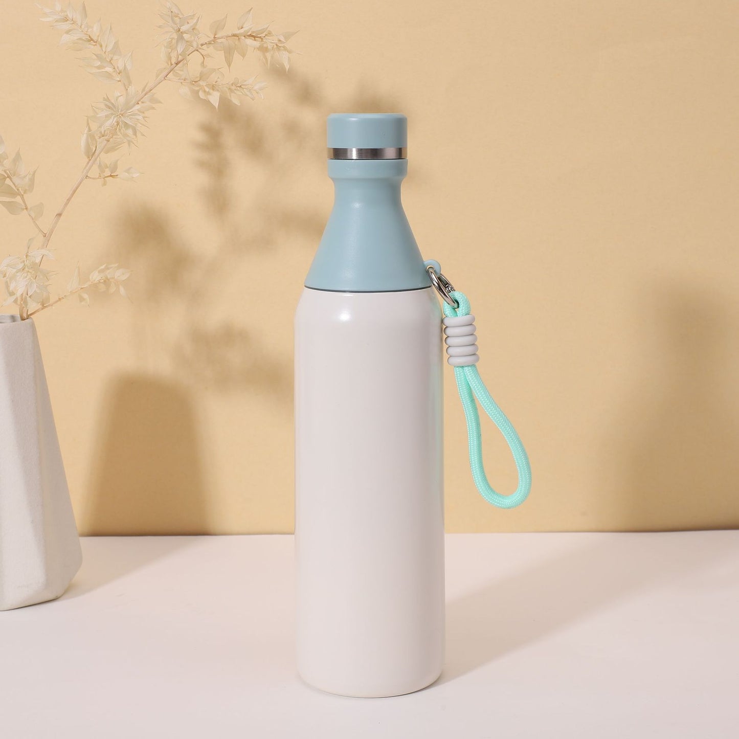 Damen isolierte Wasserflasche mit praktischem Trageband Brehn