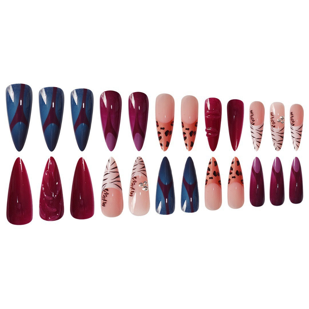 Künstlerische Stiletto-Nagelverlängerungen mit trendigem Tierdruck und Schmuckakzenten Brehn
