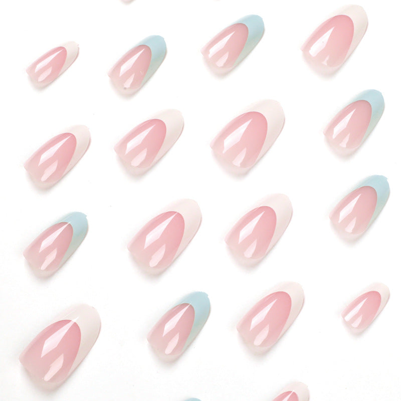 Kunstvolle Nagelkunst mit französischem Design Brehn