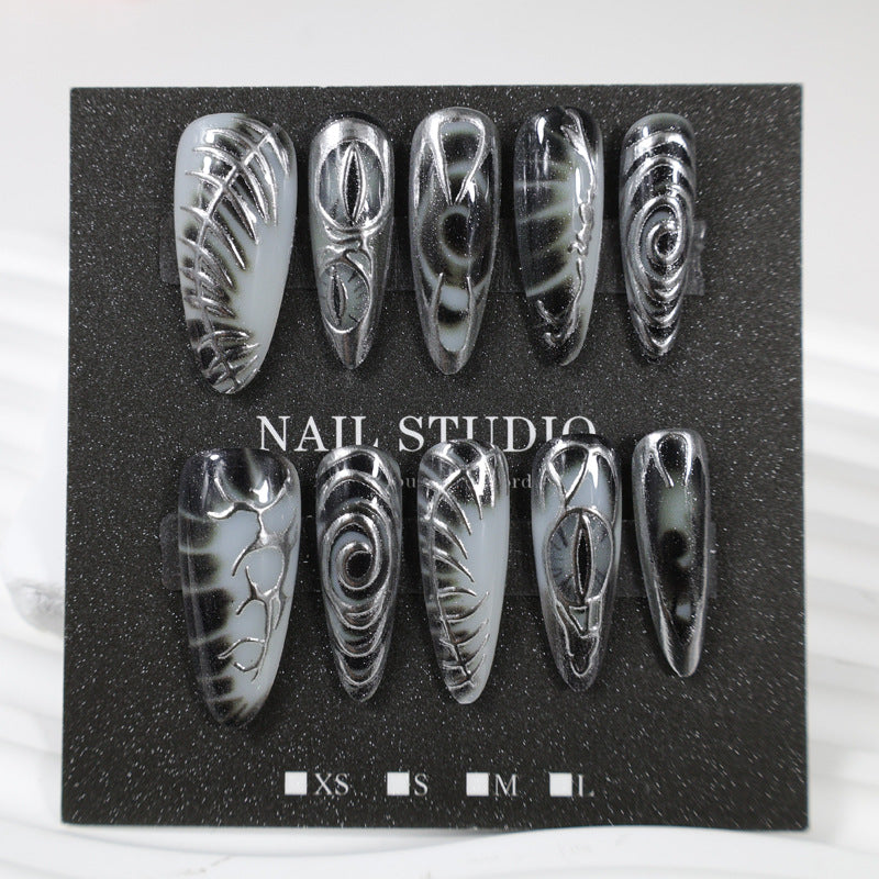 Kunstnagelset mit modernem Spiralmuster und glänzenden Akzenten Brehn