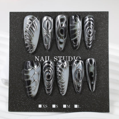 Kunstnagelset mit modernem Spiralmuster und glänzenden Akzenten Brehn