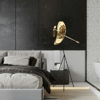 Künstlerische Stehlampe mit skulpturalem Design
