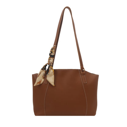 Stylische Tote-Handtasche mit dekorativem Schal