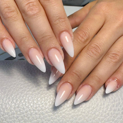 Kunstnägel mit elegantem French-Design und selbstklebenden Nägeln Brehn