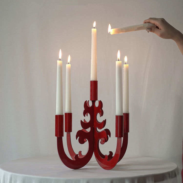 Verschnörkelter Metallkerzenhalter