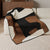 Moderne geometrische Fleece-Wurfdecke