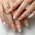 Kunstnagelset mit eleganten und floralen Verzierungen Brehn