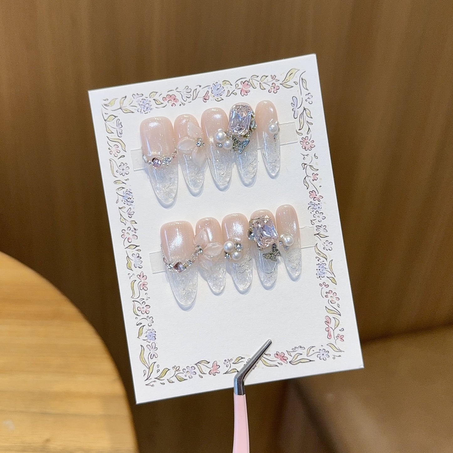 Kunstnägel mit Zartem Glitzer- und Perlendekor Brehn