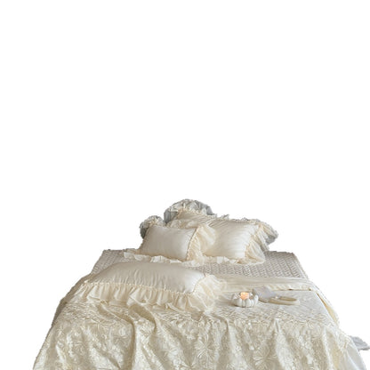 Elegante Satinbettgarnitur mit doppellagigem Chiffon‑Volant und floraler Reliefstickerei
