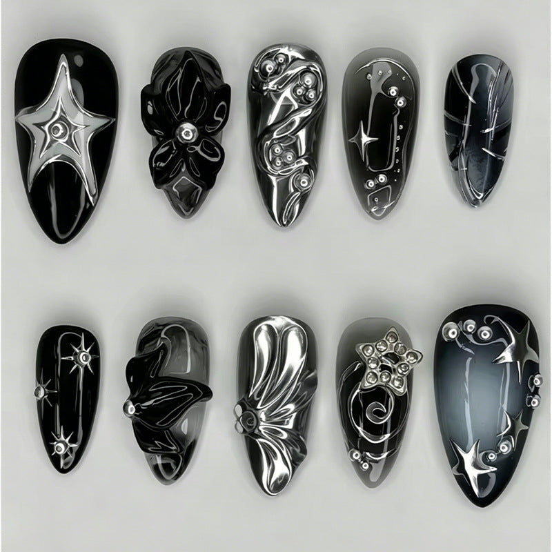 Kunstnägel mit stilvollen metallic Verzierungen Brehn