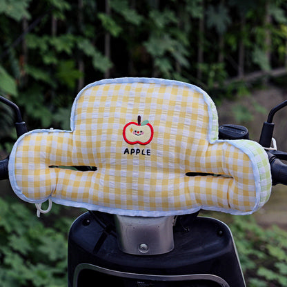 Gepolstertes Kindersitz‑Rückenpolster im Apfel‑Plüschdesign mit seitlichen Armstützen