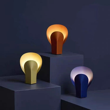 Moderne Minimalistische Tischlampe mit elegantem, geschwungenem Schirm