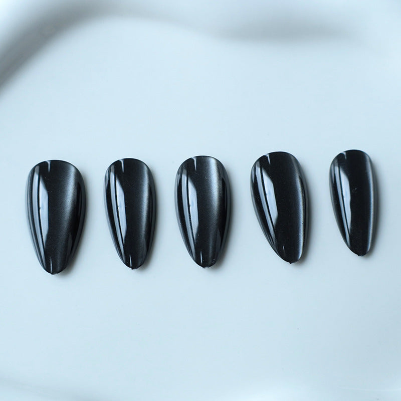 Glänzende Stiletto-Nagelerweiterungen Brehn