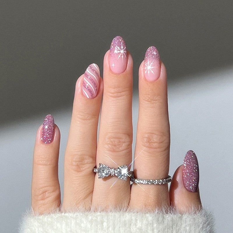 Dekorativer Press-On-Nagelset mit Glitzer und gestreiftem Design Brehn