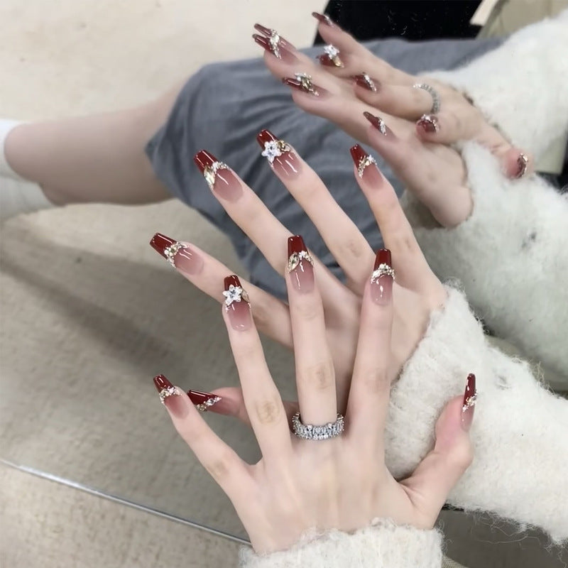 Kreatives Kunstnagelset mit Glitzer- und eleganten Muster Akzenten Brehn