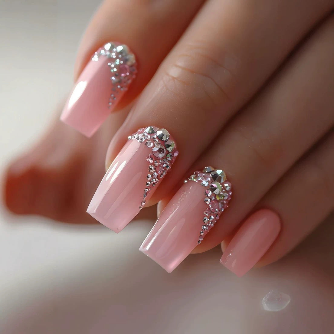 Kunstnagelset mit glamourösen Strassverzierungen Brehn