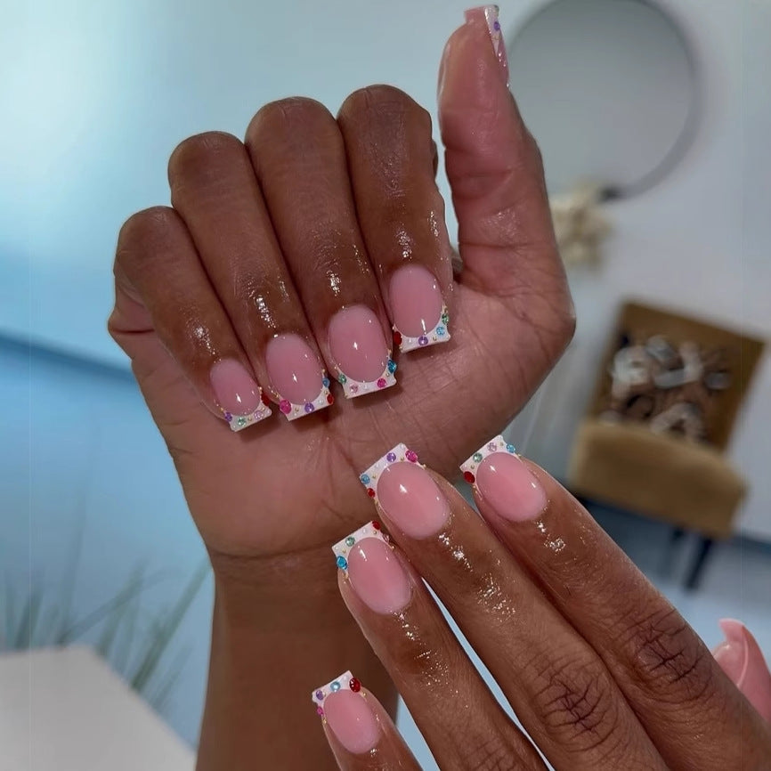 Nagelkunstset mit eleganten Strassverzierungen und modischem French Design Brehn