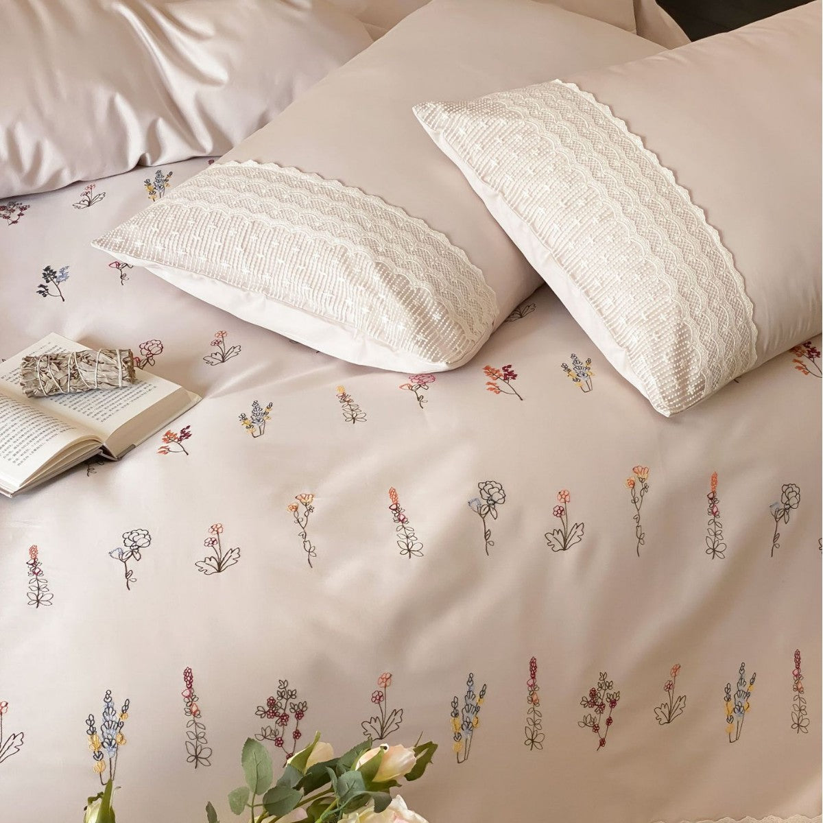 Umkehrbare Mikrofaser Satin-Feeling Bestickte Wildblumen Bettwäsche mit Häkelspitze & Kissenbezügen