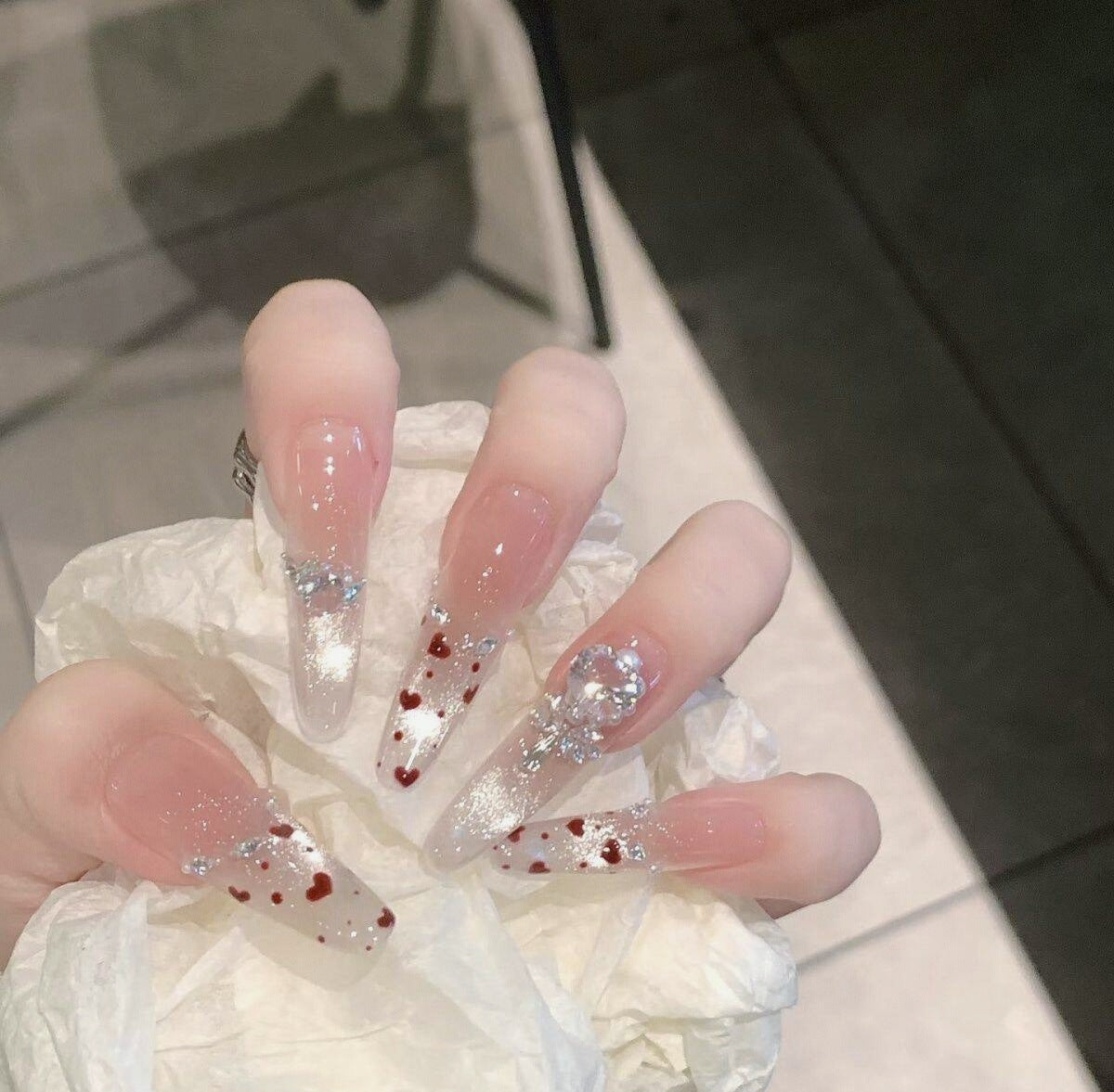 Künstlerische Stiletto Press-On Nagelkunst mit schimmernden Akzenten Brehn