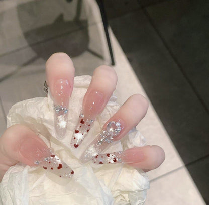 Künstlerische Stiletto Press-On Nagelkunst mit schimmernden Akzenten Brehn
