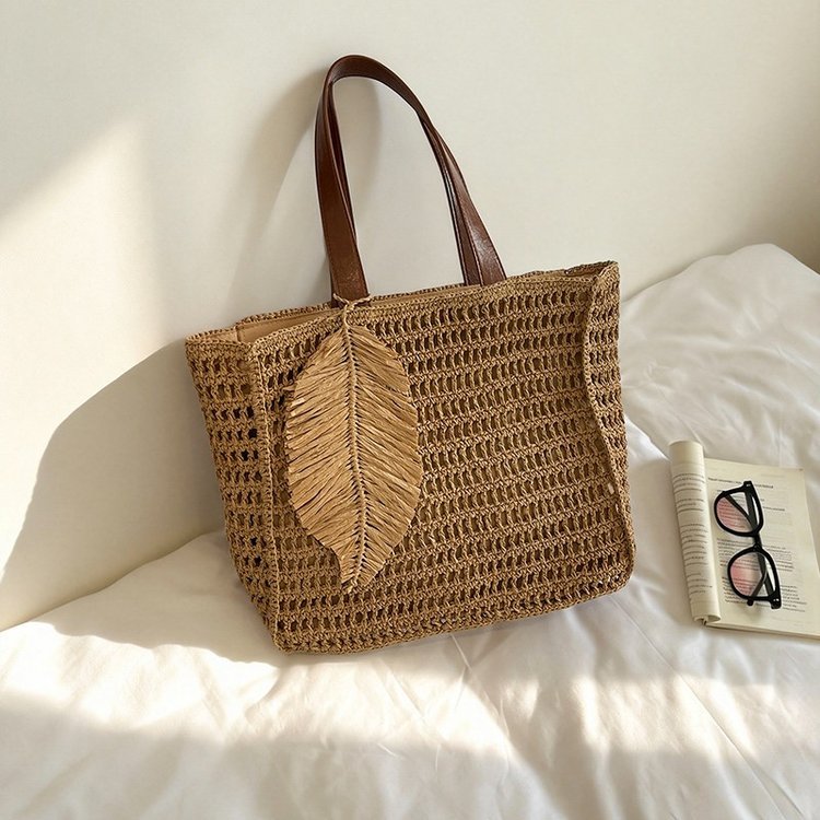 Handtasche Aus Handgewebtem Naturmaterial mit Dekorativem Blattform-Design Brehn