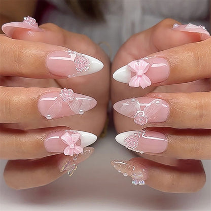 Kunstvolle Nagelverlängerungen mit floralen Verzierungen und Glitzerakzenten Brehn