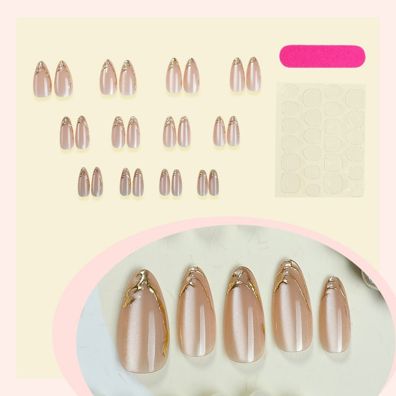 Künstliche Nagelspitzen mit elegantem Goldakzent Brehn
