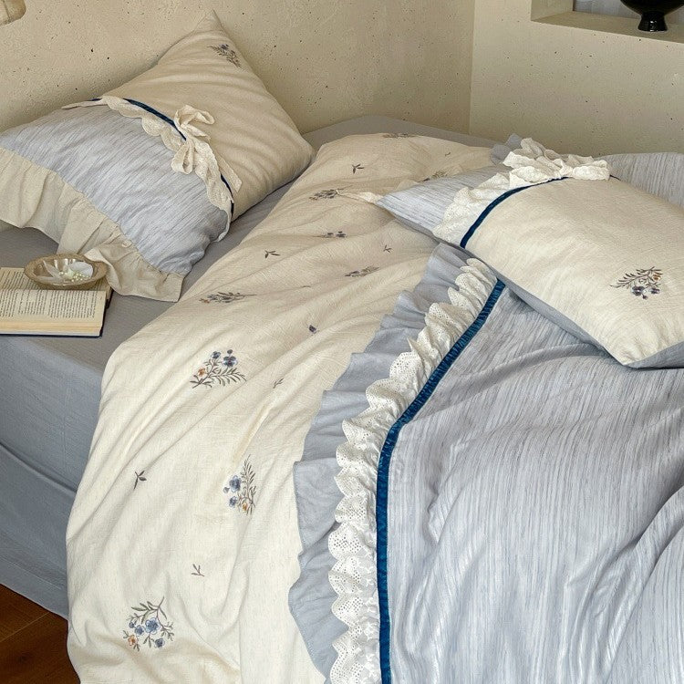 Romantisches Baumwollsatin-Bettwäsche-Set mit Rüschen, bestickten Blumenbouquets und Dekorrollen Brehn