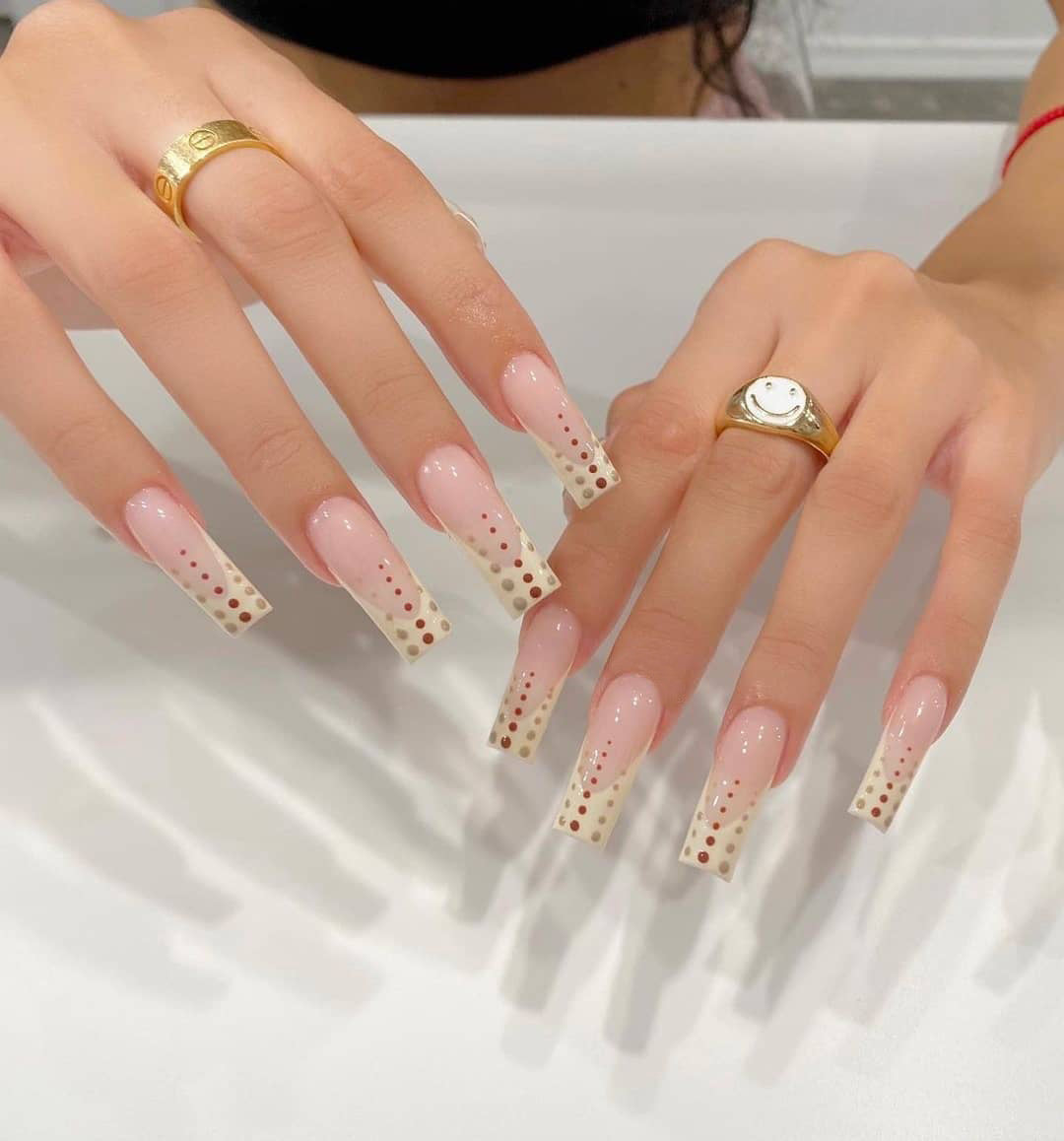 Kunstvolle Nagelverlängerungen mit eleganten Dots und schimmerndem Ombré Brehn