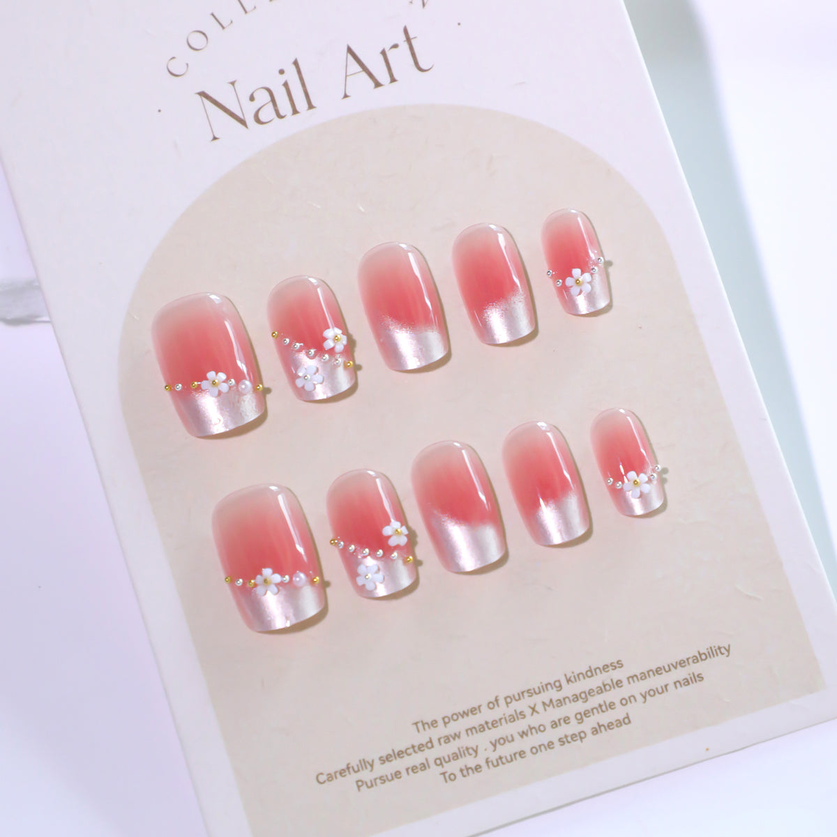 Kunstvolle Nagelverlängerungen mit zarten Blütenverzierungen Brehn