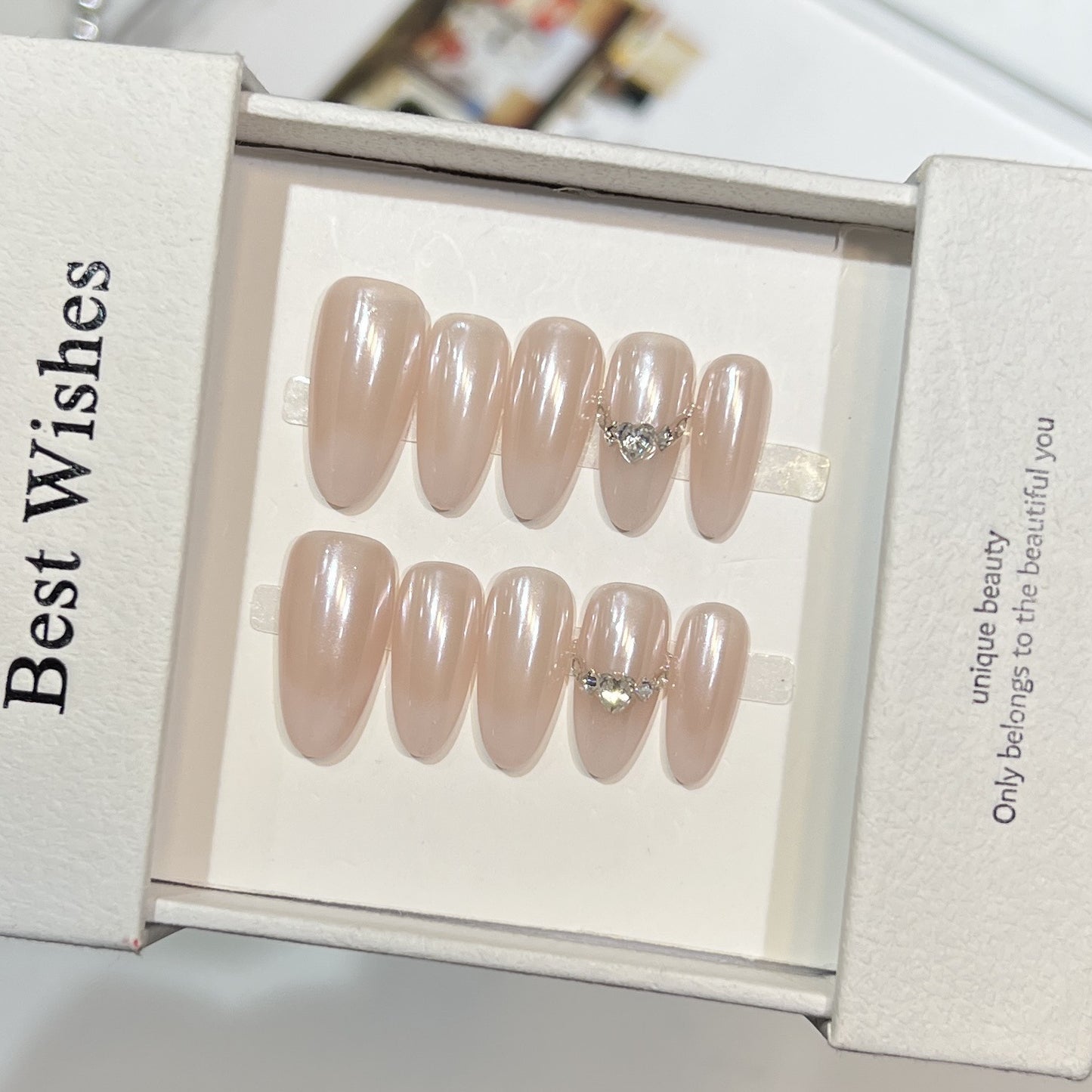 Elegantes dekoratives Press-On-Nagelset mit Strass-Akzenten Brehn