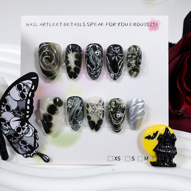 Kunstnagelset mit künstlerischen Mustern und Glitzerakzenten Brehn