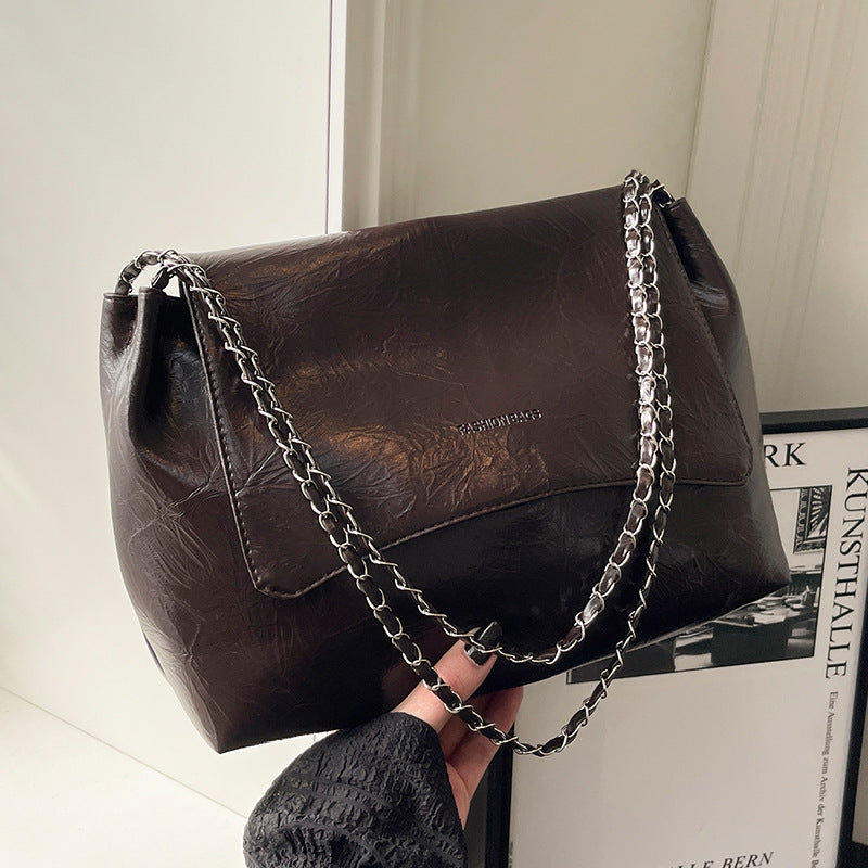 Schultertasche mit Kettenverzierung