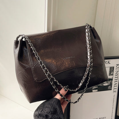 Schultertasche mit Kettenverzierung