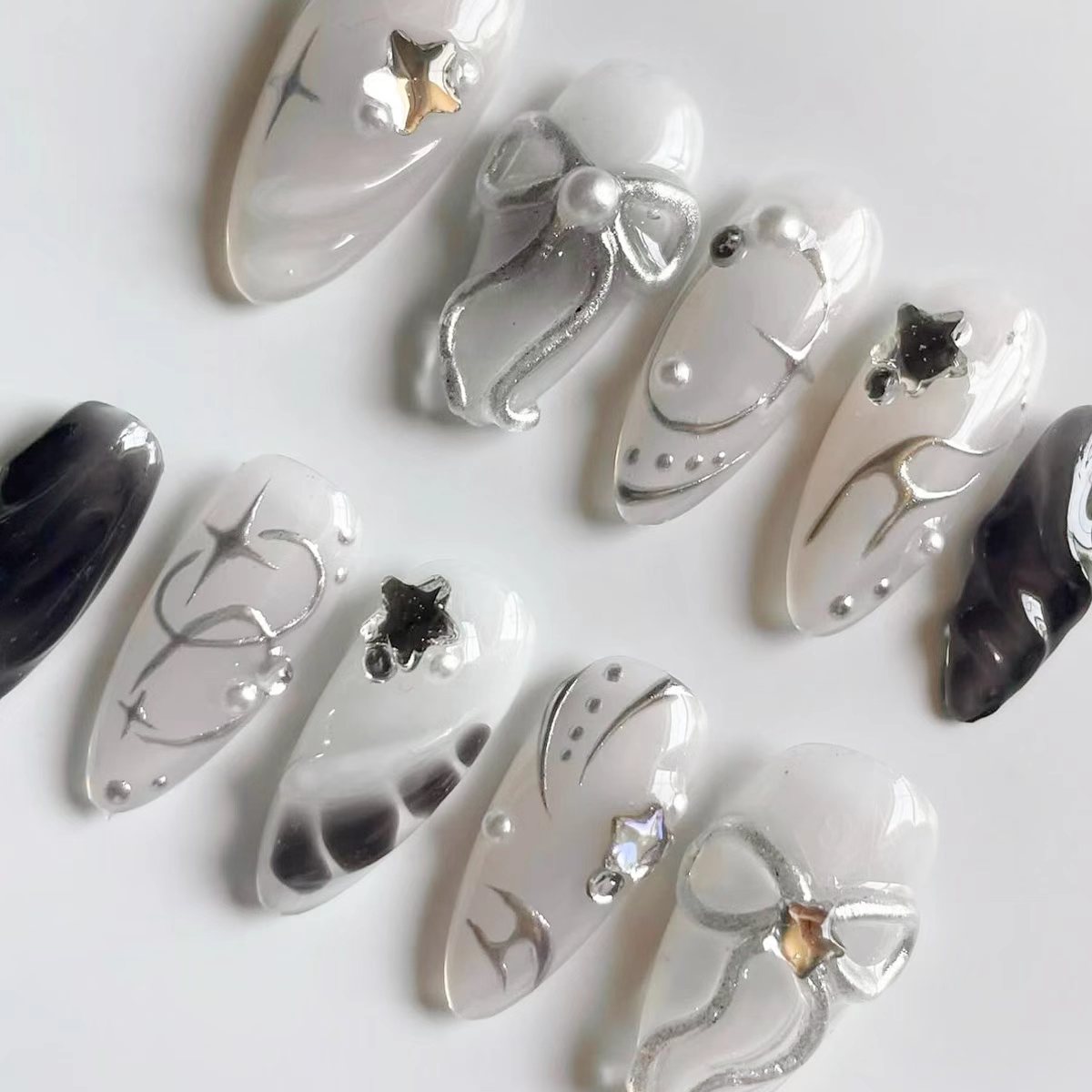Kreatives Press-On Nagelkunstset mit eleganten silbernen Akzenten Brehn
