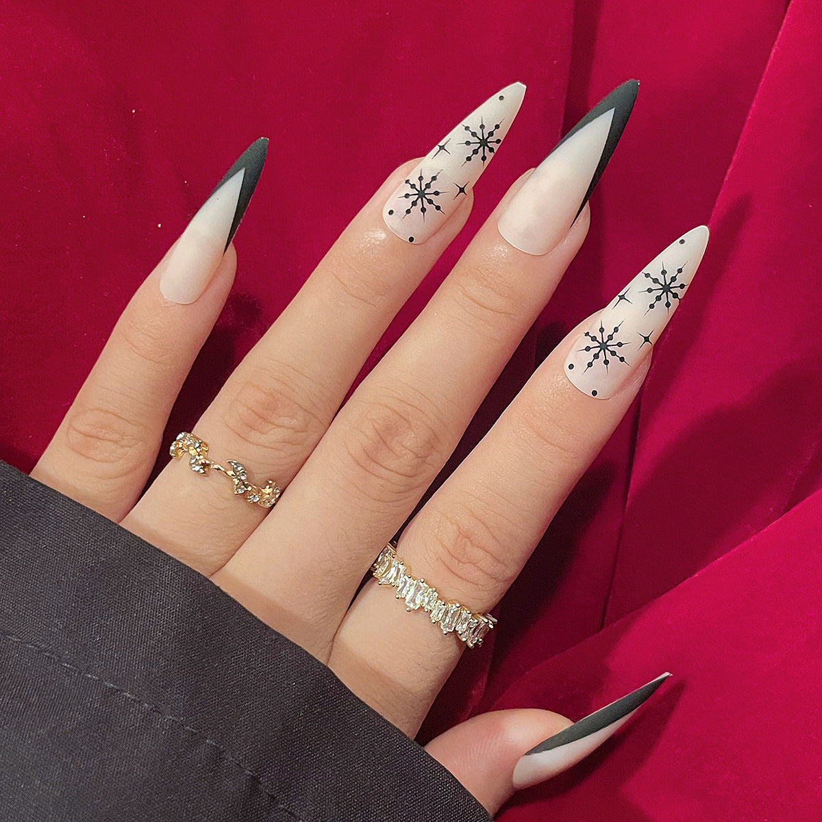 Lange Stiletto Press-On Nagelkunst mit Schneeflocken-Design Brehn