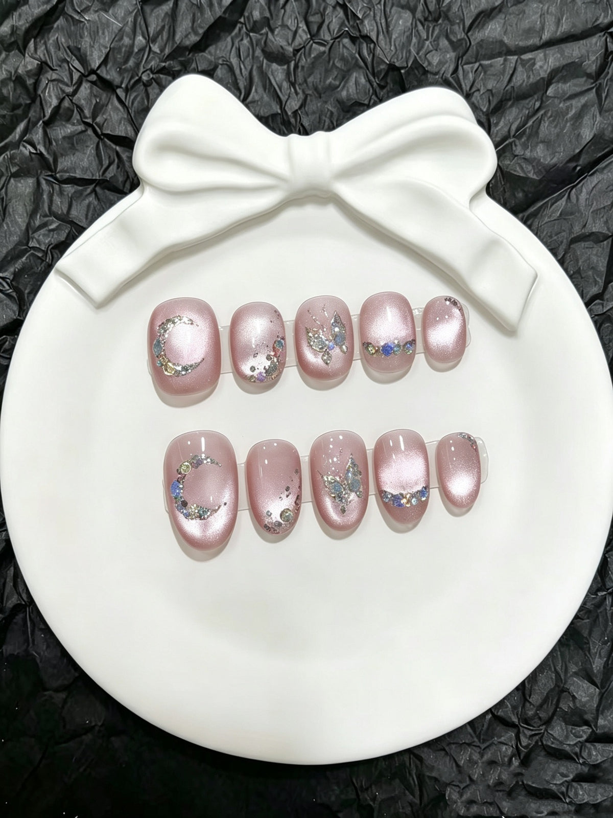 Dekorativer Press-On Nagelkunst Set mit Schmetterlings- und Edelsteinakzenten